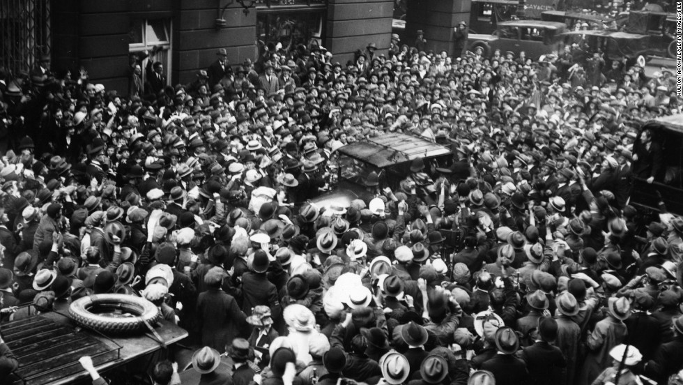 Chaplin and a large crowd - London 1921